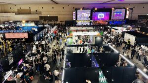 奥山さんとクマベイス田中が出会った京都のイベント「IVS」会場