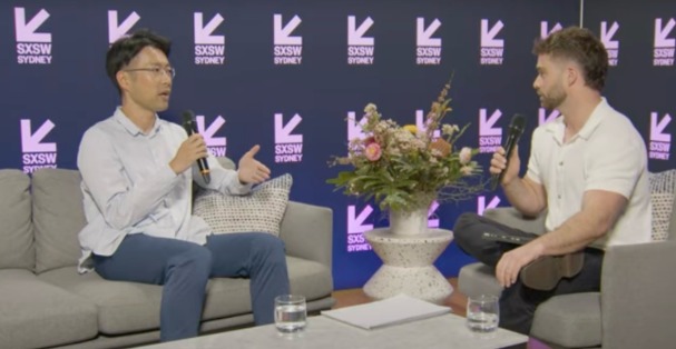 SXSW Sydneyのステージで登壇者にインタビューする田中森士