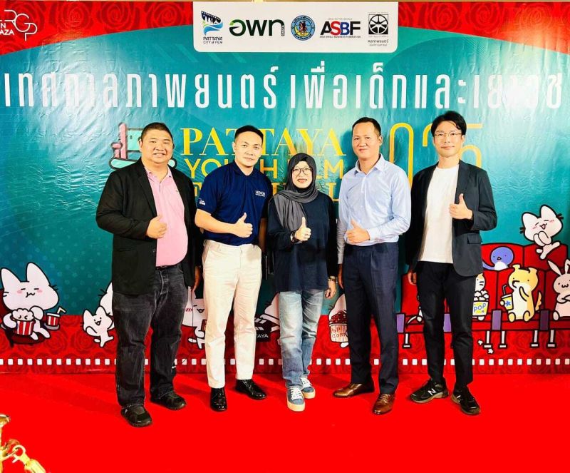 Pattaya Youth Film Festival 2025会場での記念写真