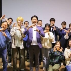 白老熱中小学校での講演後の集合写真